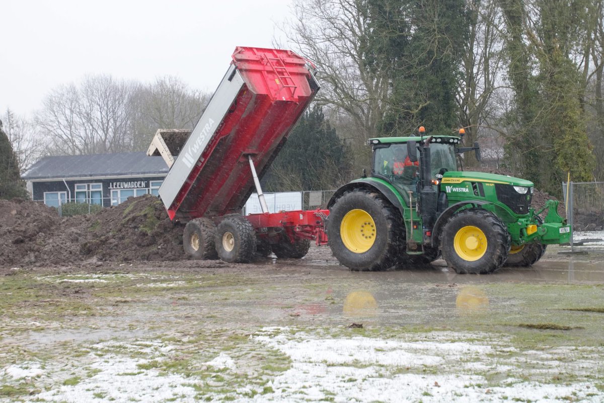 Deze week is de eerste fase van de PFOS-sanering begonnen bij de voormalige brandweeroefenplaats. Vervuilde grond wordt ontgraven en tijdelijk opgeslagen, terwijl grondwater gezuiverd wordt. De resultaten bepalen de aanpak van de volgende fase. 👉🏻 bit.ly/41eqCDh