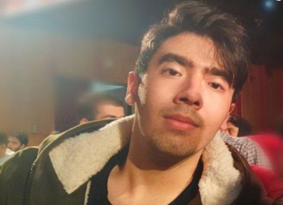 Kooyedaneshgah's tweet photo. #علی_محمد_خالقی از یکی از روستاهای درمیان خراسان جنوبی این همه سال تلاش کرد تا اخر در #دانشگاه_تهران قبول بشه…
آخرش بخاطر بی‌کفایتی و عدم رسیدگی مسئولان توسط سارقین در پشت کوی دانشگاه با ضربات چاقو کشته میشه! https://t.co/DiMzilGc2l