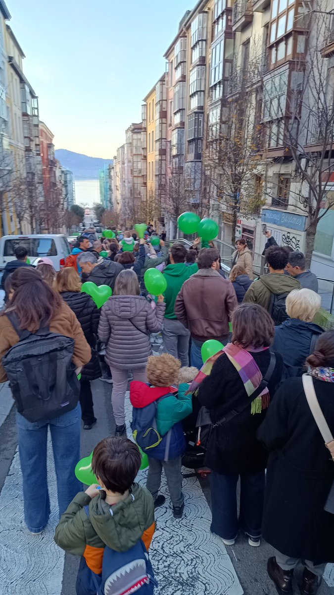 📢 Hoy hemos salido a la calle de nuestro barrio a reivindicar un colegio en buenas condiciones para nuestros hijos.

💪 Nuestra pequeña comunidad educativa está unida y sigue trabajando para que nuestro cole, que tanto nos gusta 💚, vuelva a tener unas instalaciones dignas.