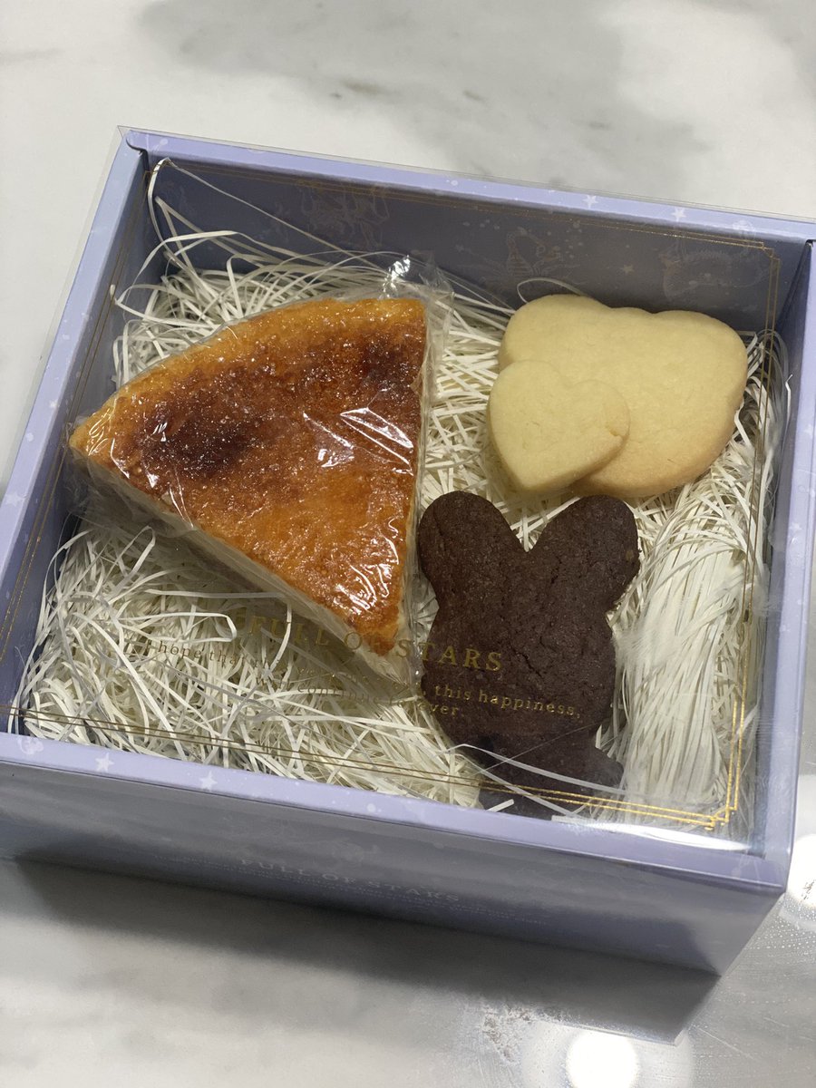 ship4Ash's tweet photo. バレンタインチョコじゃないけど
チーズケーキとクッキーもらいました!
めちゃくちゃ美味しそう😋 https://t.co/MIMBGYvwgq