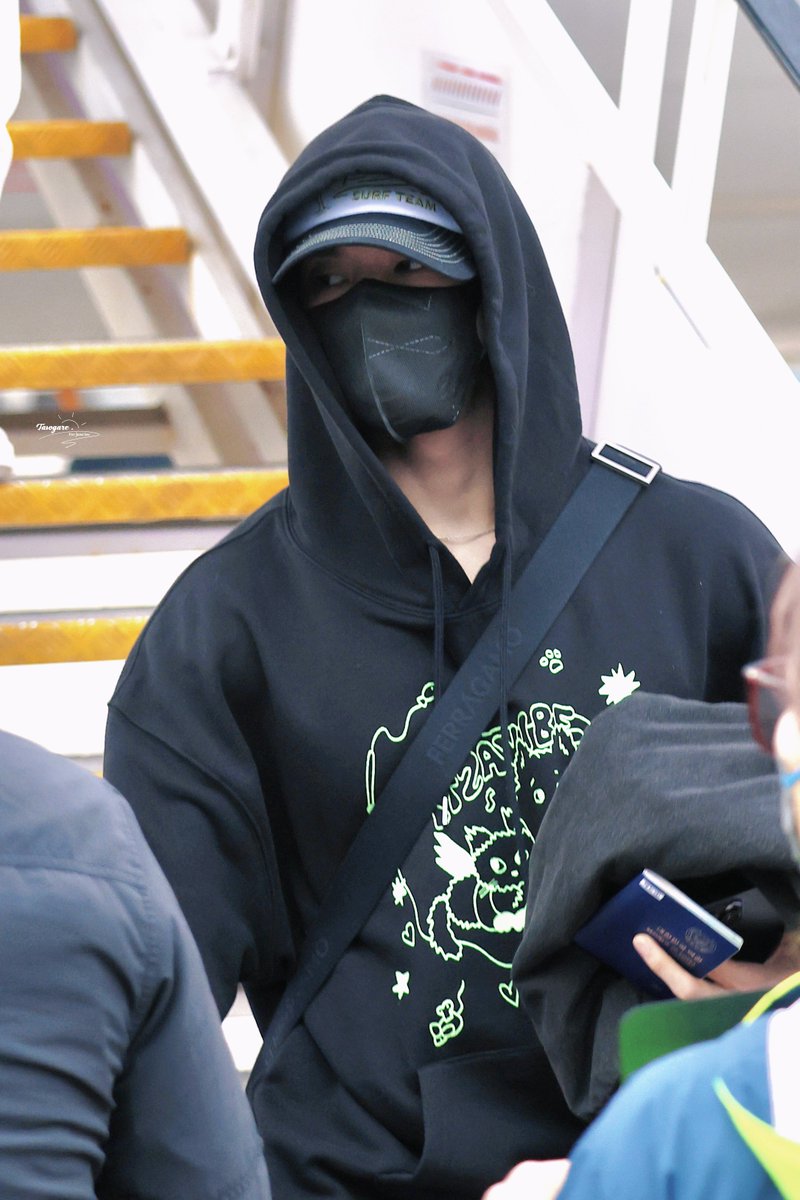 jeno arrived safely 🥹🖤 with samocat hoodie 🤏🏻