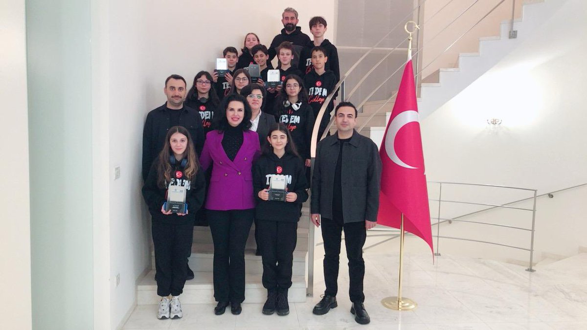 Uluslararası VEX Robotics Avrupa 2025 müsabakalarında Avrupa şampiyonluğu ve Avrupa ikinciliği ödüllerini kazanan Konya Tedem Koleji Kız ve Erkek Takımlarını Büyükelçilik konutumuzda ağırladık. Bizlere bu gururu yaşatan öğrencilerimizi tebrik ediyoruz.🇹🇷