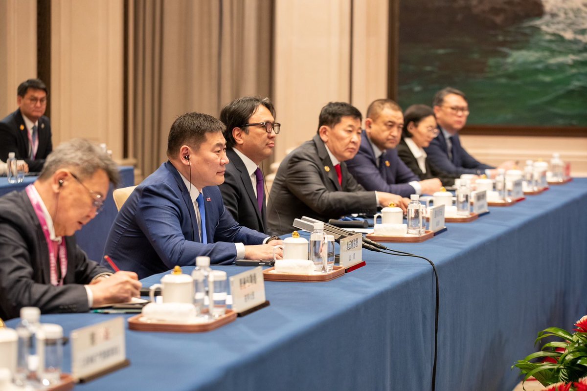 Монгол Улсын Засгийн газрын хөгжлийн 14 мега төслийн нэгдүгээрт эрэмбэлэгдсэн Гашуунсухайт-Ганцмод боомтын хил дамнасан төмөр замыг холбох Монгол Улсын Засгийн газар, БНХАУ-ын Засгийн газар хоорондын хэлэлцээрт гарын үсэг зурж, баталгаажууллаа. 🇲🇳🇨🇳
 
Энэ төсөл 2004 оноос эхлэн