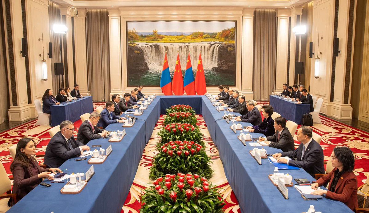 OyunerdeneMN's tweet image. Монгол Улсын Засгийн газрын хөгжлийн 14 мега төслийн нэгдүгээрт эрэмбэлэгдсэн Гашуунсухайт-Ганцмод боомтын хил дамнасан төмөр замыг холбох Монгол Улсын Засгийн газар, БНХАУ-ын Засгийн газар хоорондын хэлэлцээрт гарын үсэг зурж, баталгаажууллаа. 🇲🇳🇨🇳
 
Энэ төсөл 2004 оноос эхлэн…