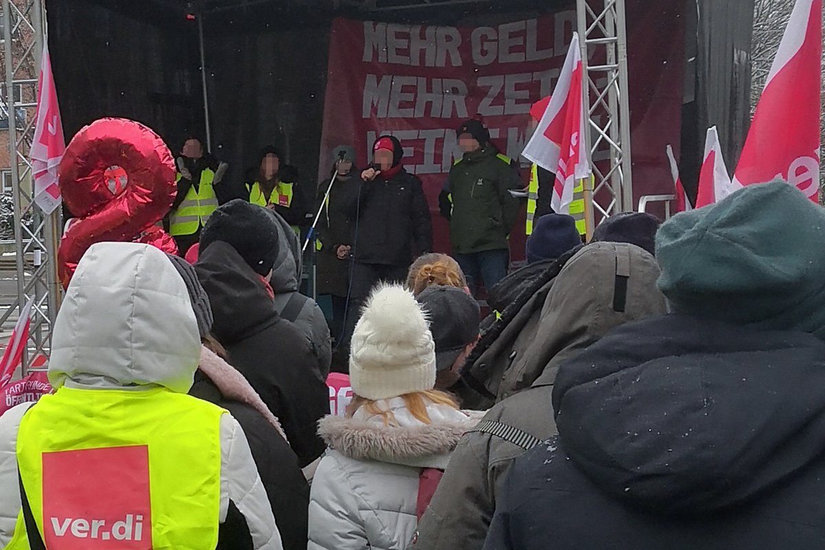 Mit einem weiteren #Warnstreik haben Beschäftigte des öffentlichen Diensts am Donnerstag ihre Forderungen in den laufenden Tarifverhandlungen bekräftigt. Aus #Kiel/#Plön beteiligten sich 2300 Kolleg:innen &amp; zogen vom Gewerkschschaftshaus zum Kommunalen Arbeitgeberverband. #Streik