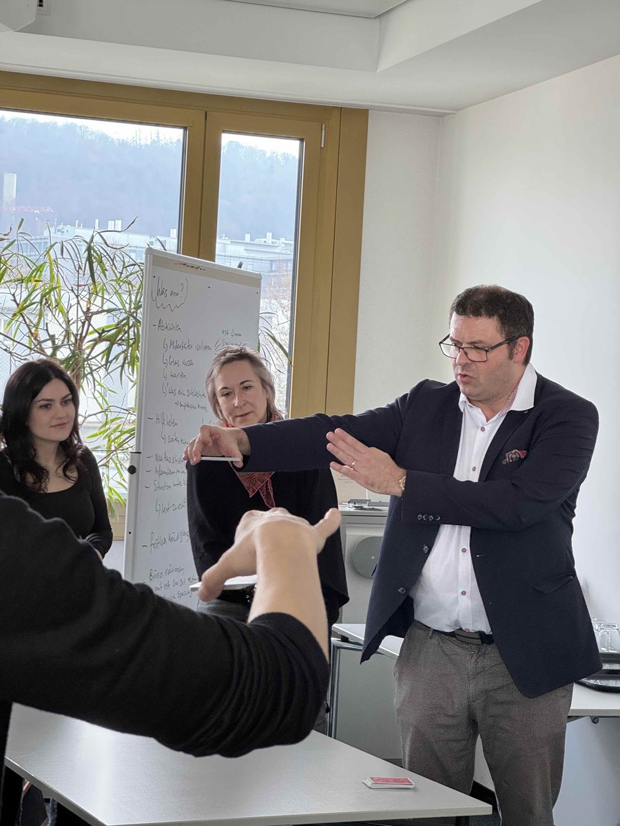 emba_uzh's tweet image. Was sind Erfolgsfaktoren für wirkungsvolle Leadership? Wie gelingt es, erfolgreiche Teams zu bilden? Wie wichtig sind Emotionale Intelligenz und Kompetenz? Fragen wie diese wurden im Modul «Leadership 2» von Prof. Jochen Menges behandelt.
emba.uzh.ch/de.html
#uzh