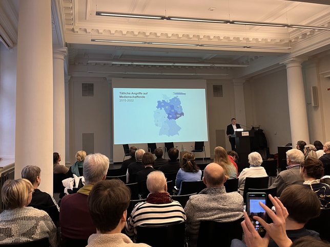 Gestern besuchte unser Monitoring and Research Officer Patrick Peltz eine Veranstaltung zur neuen Studie der Universität Leipzig: „Von Lügenpresse und abgehobenen Eliten“. Die Forschung untersucht die Gründe für das geringe Vertrauen in Medien in Sachsen: transcript-verlag.de/978-3-8376-756…