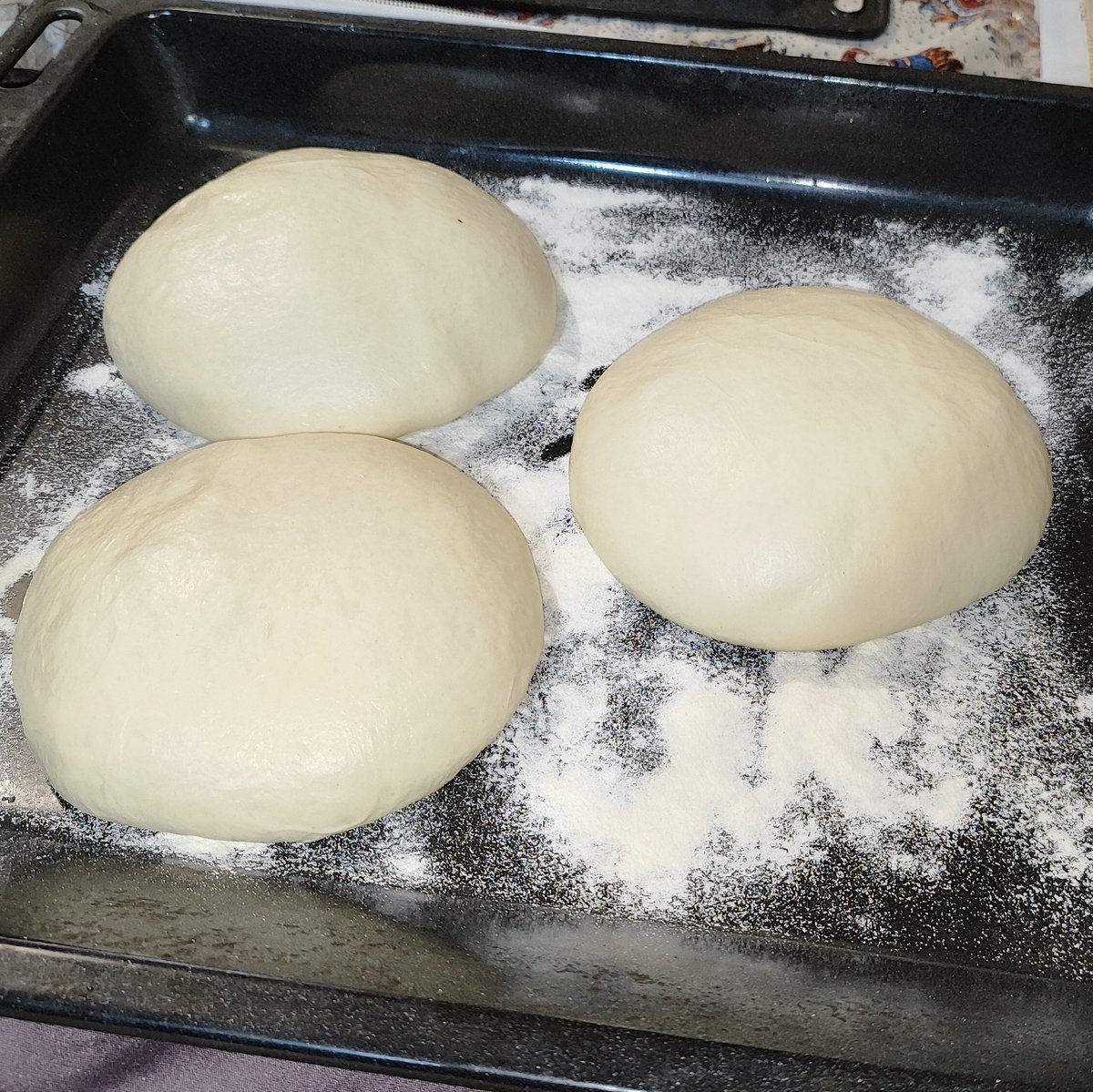 HamedChsh's tweet photo. تو این شرایط چیکار میکنی؟!
- خمیر درست می کنم برای روز بعدش که پ��تزا بزنم 🍕 https://t.co/55rDuseDmf