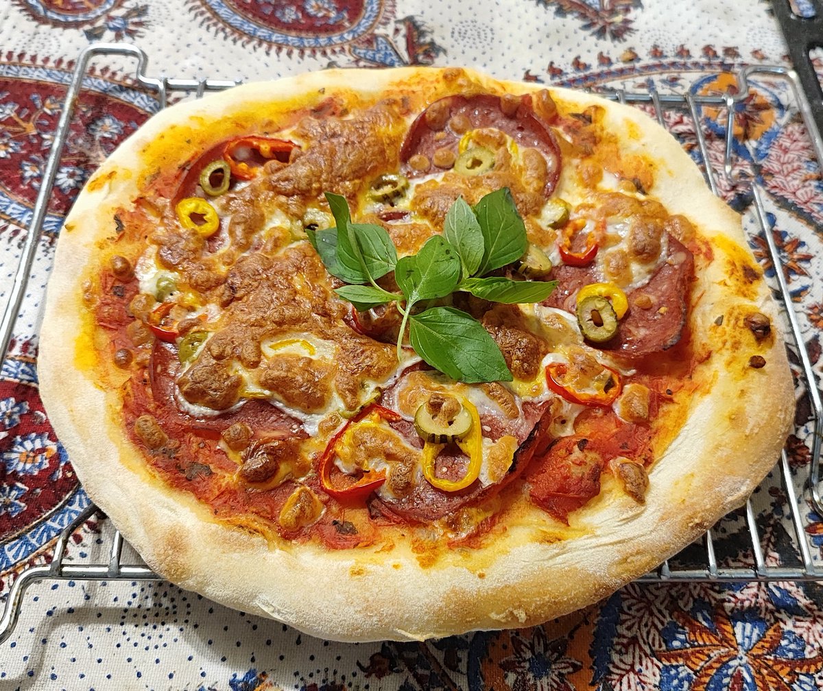 HamedChsh's tweet photo. تو این شرایط چیکار میکنی؟!
- خمیر درست می کنم برای روز بعدش که پ��تزا بزنم 🍕 https://t.co/55rDuseDmf