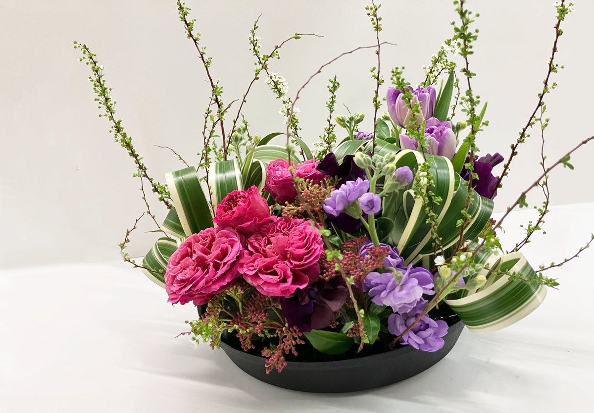 mainichiculture's tweet photo. 【パリのお花屋さんデザイン講座】の作品です！

「春の花と球根のアレンジメント」が今月のテーマです🌷
飾っている間にも開花していくという仕掛けが😍
一足早く春を感じられて華やかですね✨

受講生募集中です😊
お申込み・詳細はこちら👇
https://t.co/4tl2qCGOv6
#フラワーアレンジメント #春 https://t.co/KswLltht2T