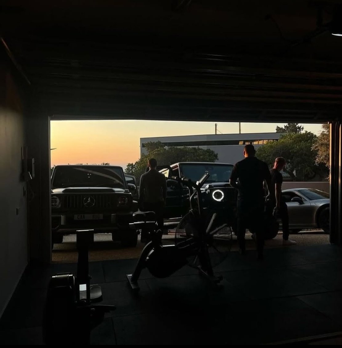 alexeixbt's tweet photo. pov: it’s 2029 and it’s a regular day. https://t.co/P0lVrFn29l