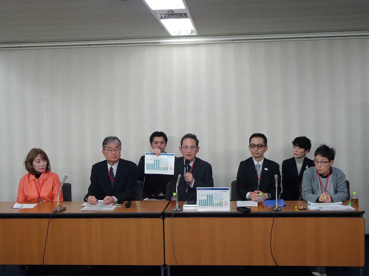 shinsuke_amano's tweet photo. 本日17時より厚生労働省において、緊急署名を呼びかけた全国がん患者団体連合会、日本難病・疾病団体協議会、慢性骨髄性白血病患者・家族いずみの会にて、厚生労働大臣と2回目の面談の機会をいただき、17時30分過ぎから記者会見を開きましたので、概要をご報告いたします。

前回の面談で厚生労働大臣より「今回の面談は患者の皆さんからのご意見を受け止める機会だと考えており、回答は別の機会にしたい。ぎりぎりまで考えたい」とのことでしたので、本日はその回答をいただきました。

大臣からは、患者団体からの声や意見を受け止め反芻し、今の患者さんのためにはもちろん、将来の患者さんのための持続可能性を考えた、とのことでした。また、短期の負担が厳しいということも理解するが、長期の負担がより厳しいということも考慮した、とのことでした。

その結果、多数回該当については現在の金額を維持し、直近12カ月の間に3回以上対象になった場合、4回目以降は適用されるという現在の適用基準も維持されるとのことでした。一方で、その他の引き上げについては、当初の政府案通りに引き上げるとのことでした。

この回答に対して、全国がん患者団体連合会からは、以下の回答をしました。

今国会の冒頭では高額療養費引き上げの見直しについて、総理からゼロ回答でしたが、国会での審議を経て一部修正が決まり、次いで多数回該当の2段階引き下げが検討されているとの報道がありました。さらに、患者団体と大臣との面談を経て多数回該当の据え置きが決まったことについては、大臣はじめ、与野党議員の皆さまの尽力と決断に感謝申し上げました。

月単位、あるいは年単位で長期にわたって継続して治療を受けている患者とその家族の負担は特に過重であり、長期処方を受けている患者もいることから、据え置きとなったことは特に過重な患者の負担軽減にはつながるものと思います。

しかし前回も申し上げたように、今回の引き上げは引き上げ幅が全体的に大きいこと、決定プロセスに問題があること、負担を求める優先順位が異なること、そして署名を寄せていただいた135,287筆の患者や家族の方々はじめ、多くの皆さまから見直しを求める声が届いている以上は、改めて一旦凍結を求めざるを得ないと考えます。

総理は予算委員会で、「一番苦しんでいる方々の声を聞かずに、決めていいとは思わない」とおっしゃいました。そして現在、来年度予算案の審議も、大詰めを迎えています。ここに至っては、国民にこれだけの負担を強いる以上は、総理ご自身の決断を改めてお願い申し上げるとともに、この高額療養費を今使っている方々、あるいはこれから使うことになる国民の方々に対して、国民の命に関わる問題として直接、総理ご自身から説明していただきたいと求めました。