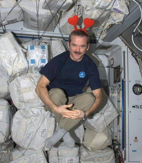 MilanSpace's tweet photo. Takhle si připomněl svátek svatého Valentýna v roce 2013 na palubě Mezinárodní vesmírné stanice ISS kanadský astronaut Chris Hadfield... https://t.co/w1h1iQ2Jhz
