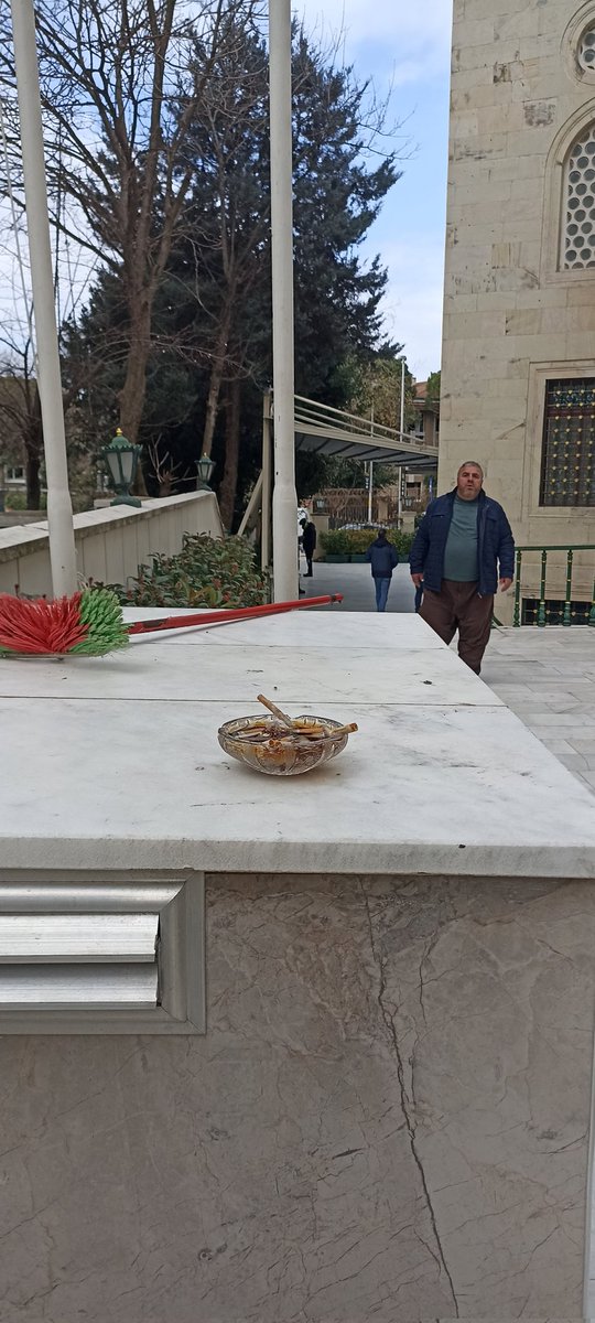 Sayın bakanım <a href="/drmemisoglu/">Prof. Dr. Kemal Memişoğlu</a>  hayırlı cumalar dilerim.Bu hoş olmayan görüntü Kadıköy Fenerbahçe aile sağlığı merkezi çalışanlarının içtikleri sigara izmaritleri merkez Fenerbahçe camiimizin içerisinde lütfen biraz saygı göstersinler biraz daha duyarlı davransınlar@saglikbakanligi