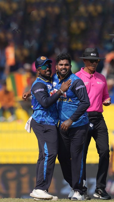 Lankan spinners running riot against Australia in the 2nd ODI.
