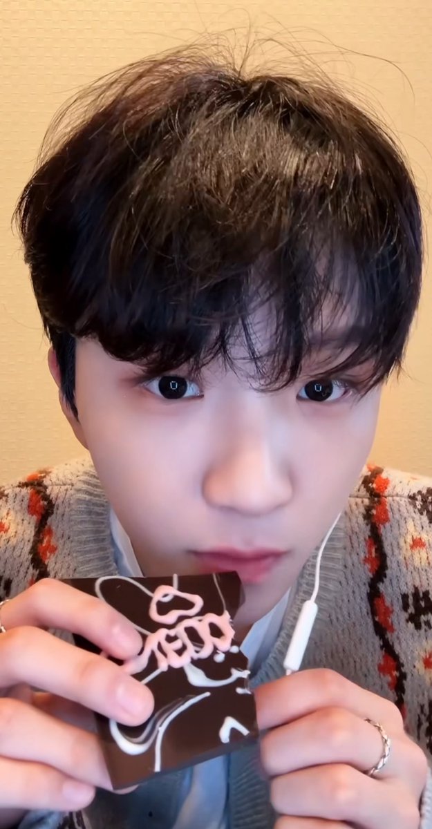 woonalsorock's tweet photo. 오늘따라 왤케 아기야
오물오물 머거 https://t.co/SLVhchVNgY