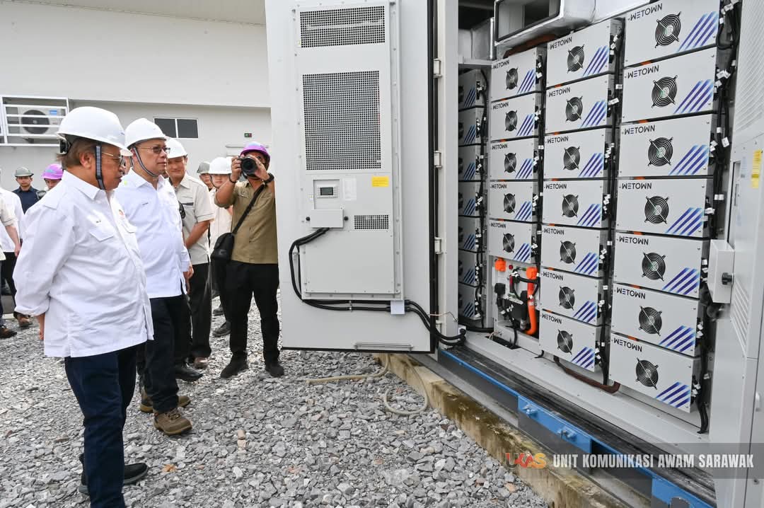 datukhensem's tweet image. Premier Sarawak, Abang Jo telah melancarkan Sistem Penyimpanan Tenaga Bateri (BESS) berskala utiliti pertama di Malaysia dengan kapasiti 60 MW di Stesen Janakuasa Sejingkat, Kuching yang diuruskan oleh Sarawak Energy Berhad.

Projek ini telah menelan belanja RM128 juta.