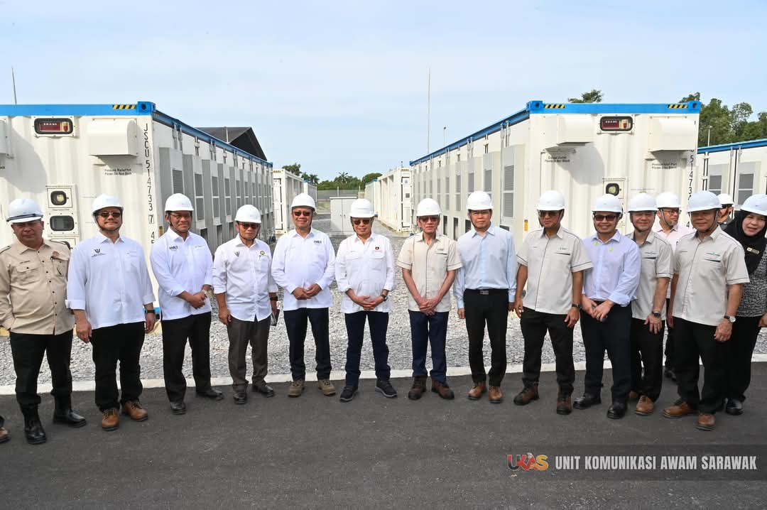 datukhensem's tweet image. Premier Sarawak, Abang Jo telah melancarkan Sistem Penyimpanan Tenaga Bateri (BESS) berskala utiliti pertama di Malaysia dengan kapasiti 60 MW di Stesen Janakuasa Sejingkat, Kuching yang diuruskan oleh Sarawak Energy Berhad.

Projek ini telah menelan belanja RM128 juta.