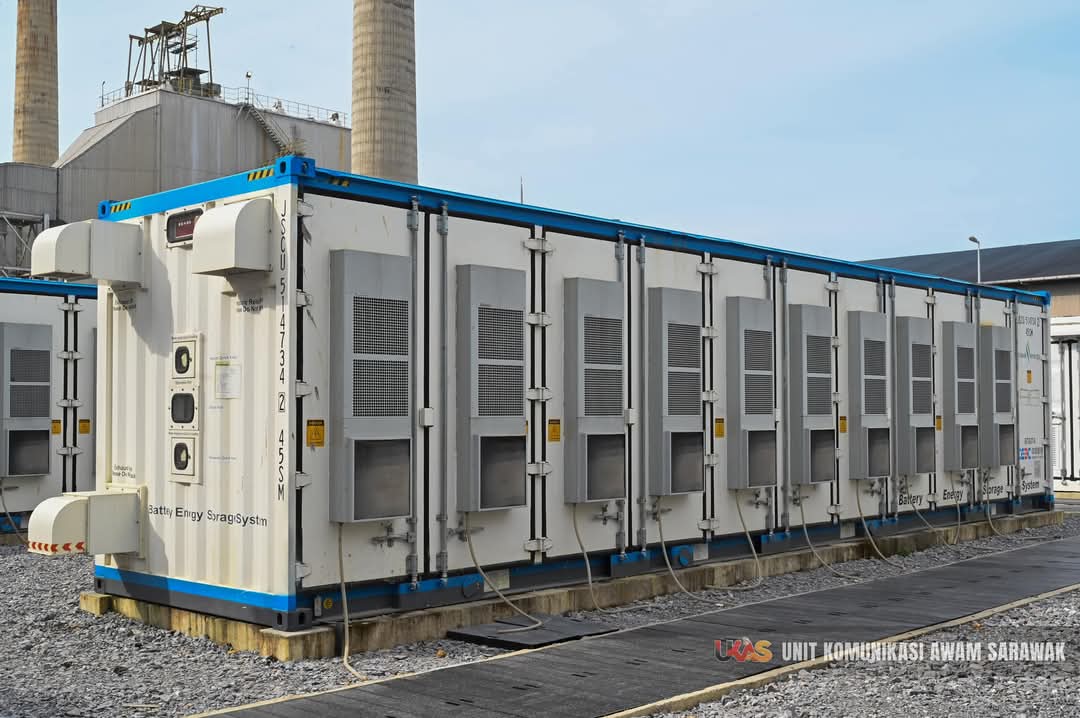 datukhensem's tweet image. Premier Sarawak, Abang Jo telah melancarkan Sistem Penyimpanan Tenaga Bateri (BESS) berskala utiliti pertama di Malaysia dengan kapasiti 60 MW di Stesen Janakuasa Sejingkat, Kuching yang diuruskan oleh Sarawak Energy Berhad.

Projek ini telah menelan belanja RM128 juta.