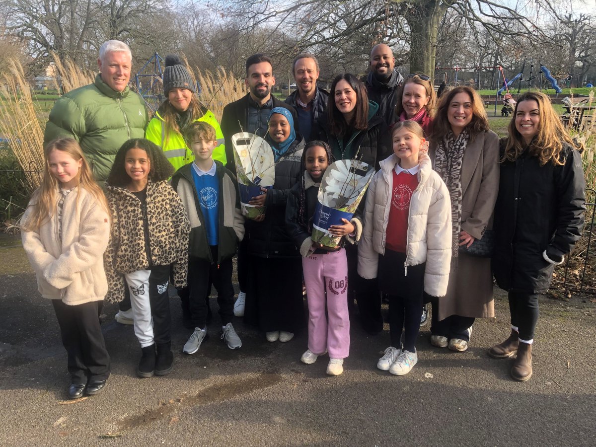 haringeycouncil's tweet photo. 🌳Amazing news for #Tottenham residents ❤️

We're investing £1.5m for eight parks to undergo major #improvements!

It was great to have @metecoban92 join @perayahmet, @ekarkell &amp; @mikehakata in #BruceCastle Park for this important announcement.

👉https://t.co/pTWRkZF7UP https://t.co/quifENVXJE