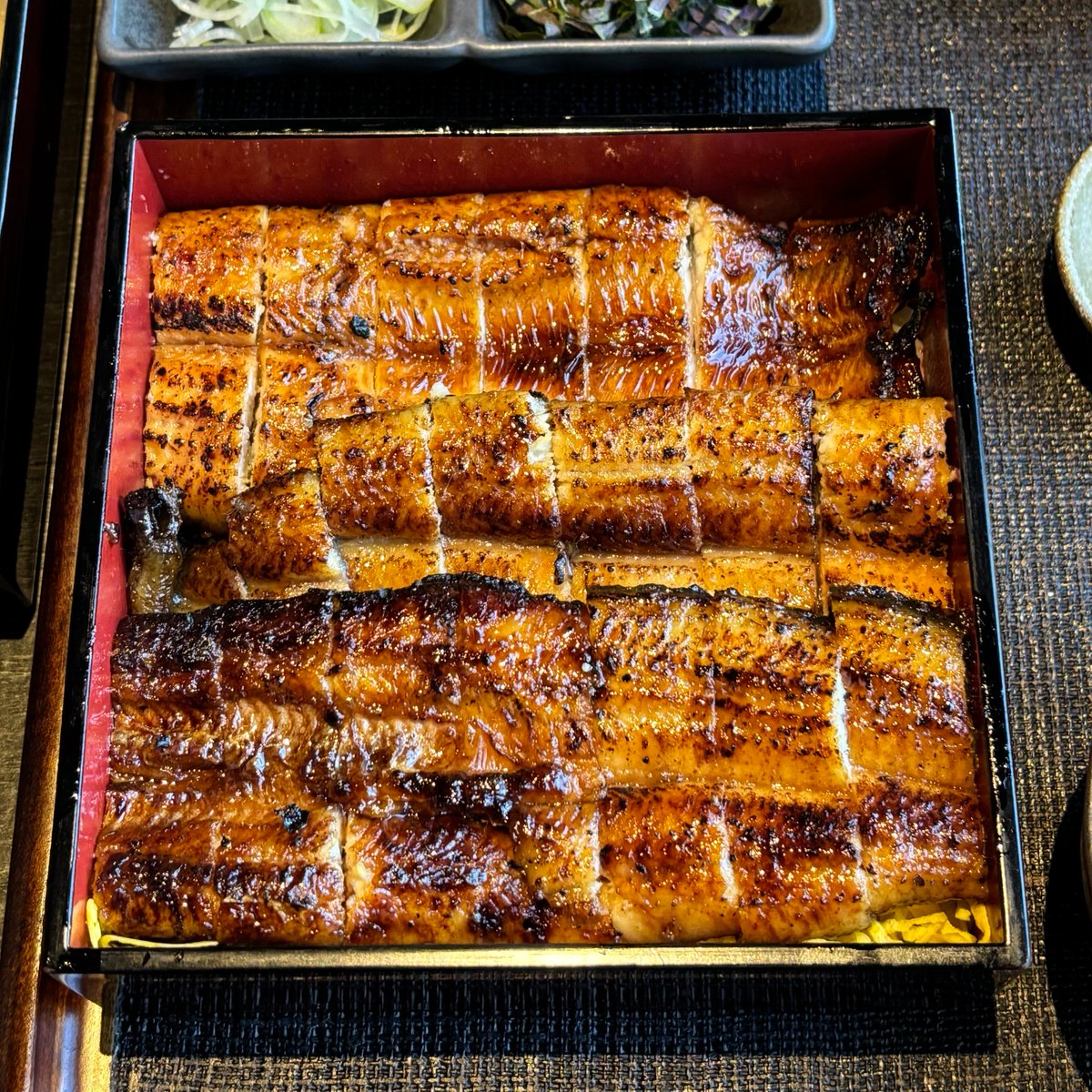 0ozxe's tweet photo. 여기 장어덮밥 개쩌럿다....반마리말고 한마리로 드세요 친구 반마리 시켰는ㄷ데 존니후회함 https://t.co/OV6e8JxHOX