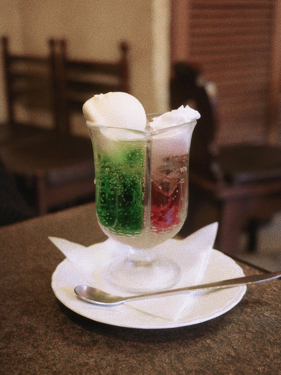 about_u_m's tweet image. まんまる窓のある喫茶店。一度で二度おいしいペアソーダと、昔懐かしプリンアラモード