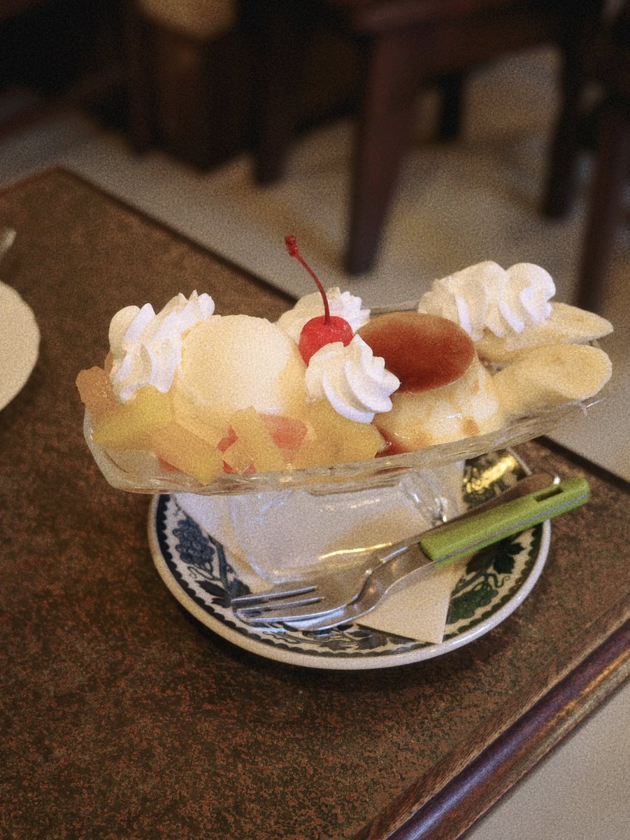about_u_m's tweet image. まんまる窓のある喫茶店。一度で二度おいしいペアソーダと、昔懐かしプリンアラモード