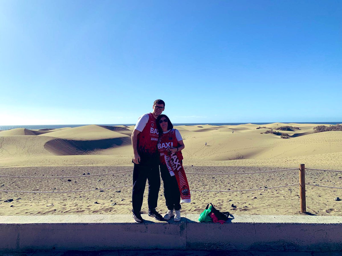 gradanimacio's tweet photo. Boniques imatges que ens segueixen arribant!!!!!!! ❤️👏👏

El @PolFarell13 i la seva mare Eva també han volgut mostrar que son membres de #LaMareaVermella🌊🔴 a les dunes de Gran Canaria. 

#GradaCopa #SomGrada #SomFamília #CopaACB @BasquetManresa 🏀 https://t.co/gO4CHmAxLD