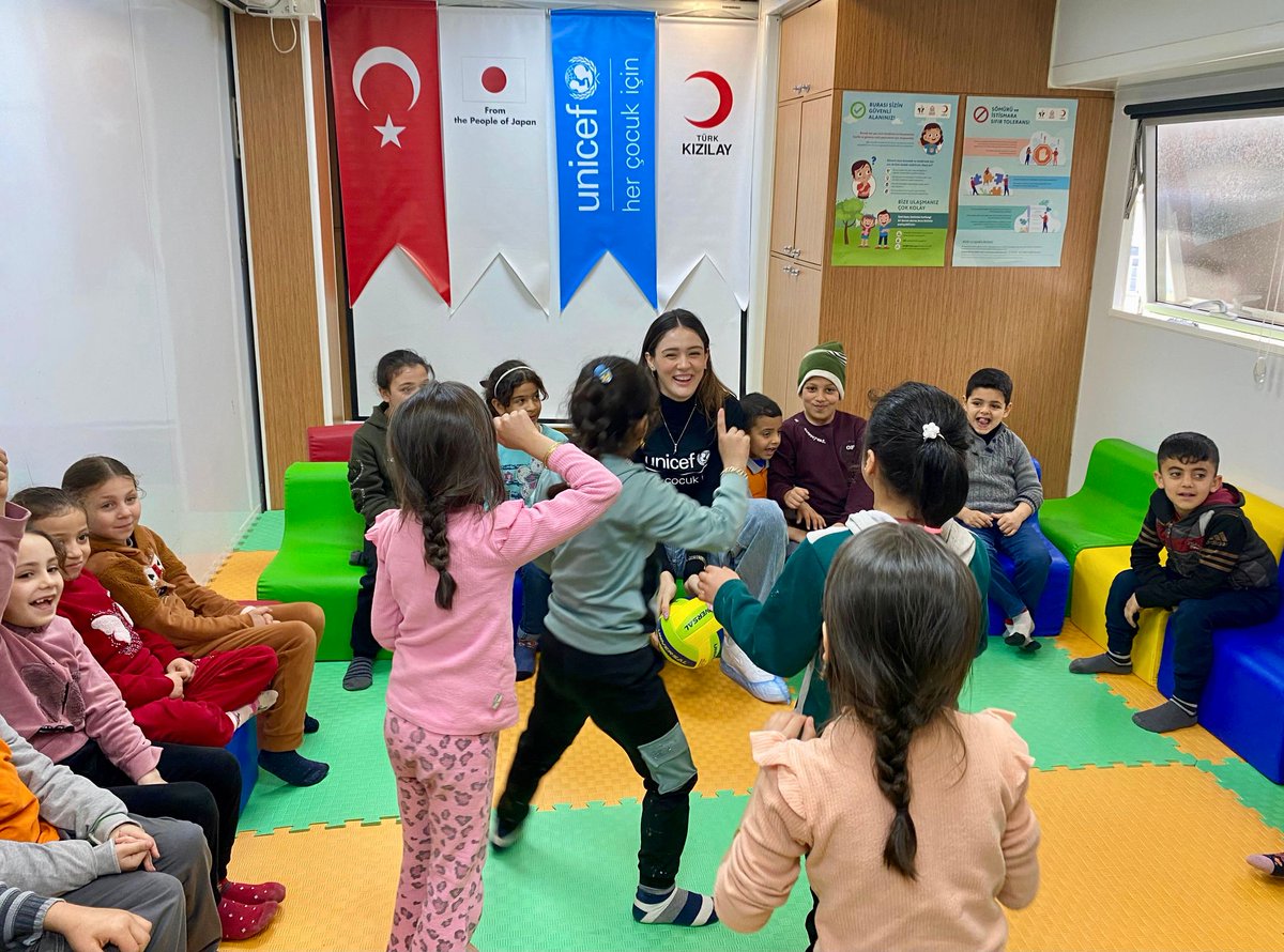 KizilayTM's tweet photo. Paydaşımız UNICEF'in (@unicefturk ) Çocuk Hakları Savunucusu, Milli Voleybolcumuz Zehra Güneş (@guneszehraa ), #Hatay’daki çocuk dostu alanımızı ziyaret ederek çocuklarla neşeli dakikalar geçirdi. 🏐✨👧👦 https://t.co/z4uKqrOCSC
