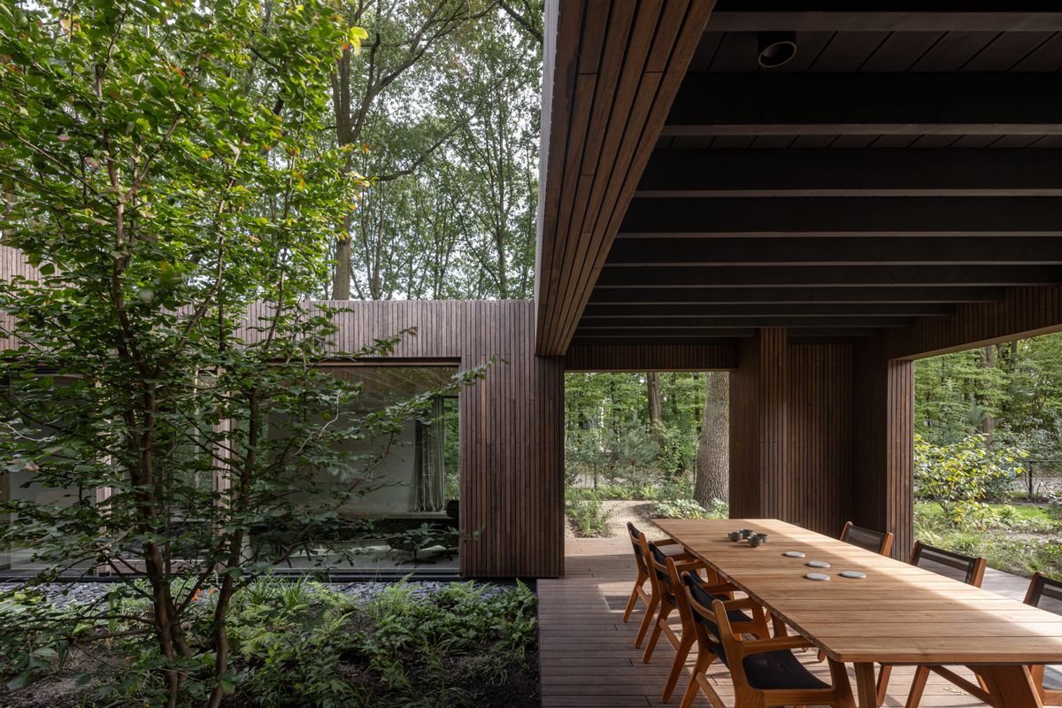 Designed as a collection of five interwoven spaces, the Open Park Villa plays with elevation, sightlines and materiality to create an ever-changing living environment.

Details: arc.ht/3WWuQNp |📍LI, Netherlands #ProjectOfTheDay