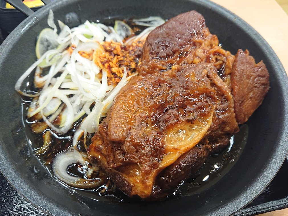 tabesugi2024's tweet photo. 厚切り角煮定食

昨年の8月に店舗限定販売で吉野家ファンからかなり評判だったメニューが何故か春日部市の店舗で販売されていた🤗

凄く柔らかくて最高に美味しい👍
いつまで販売してるから解らないけど、もう一度くらい食べに行こう‼️ https://t.co/q5rxbP5qv0