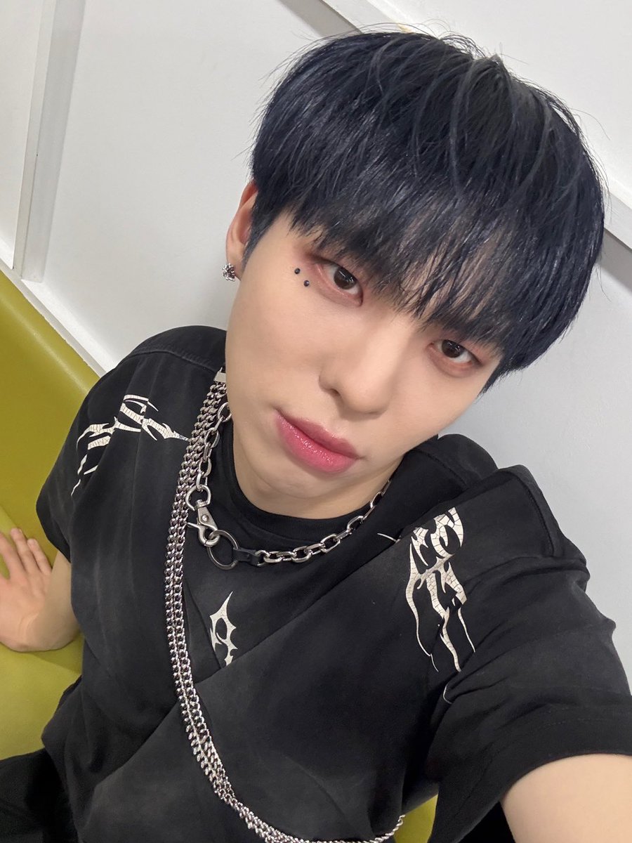 CIX_twt's tweet photo. 💙🖤곤

#CIX #FIX #BX #이병곤 #병곤 #평픽사💙 https://t.co/rcAy2CFtCk