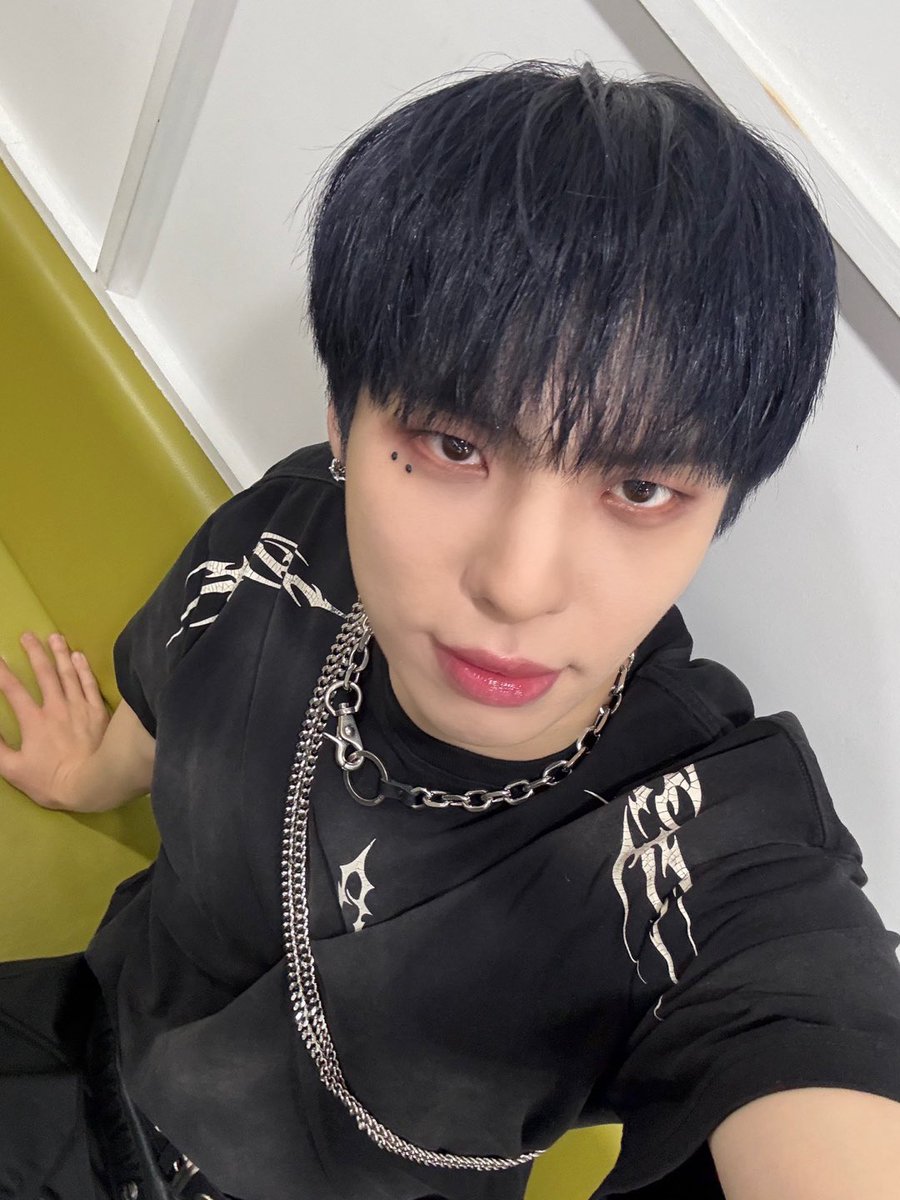 CIX_twt's tweet photo. 💙🖤곤

#CIX #FIX #BX #이병곤 #병곤 #평픽사💙 https://t.co/rcAy2CFtCk