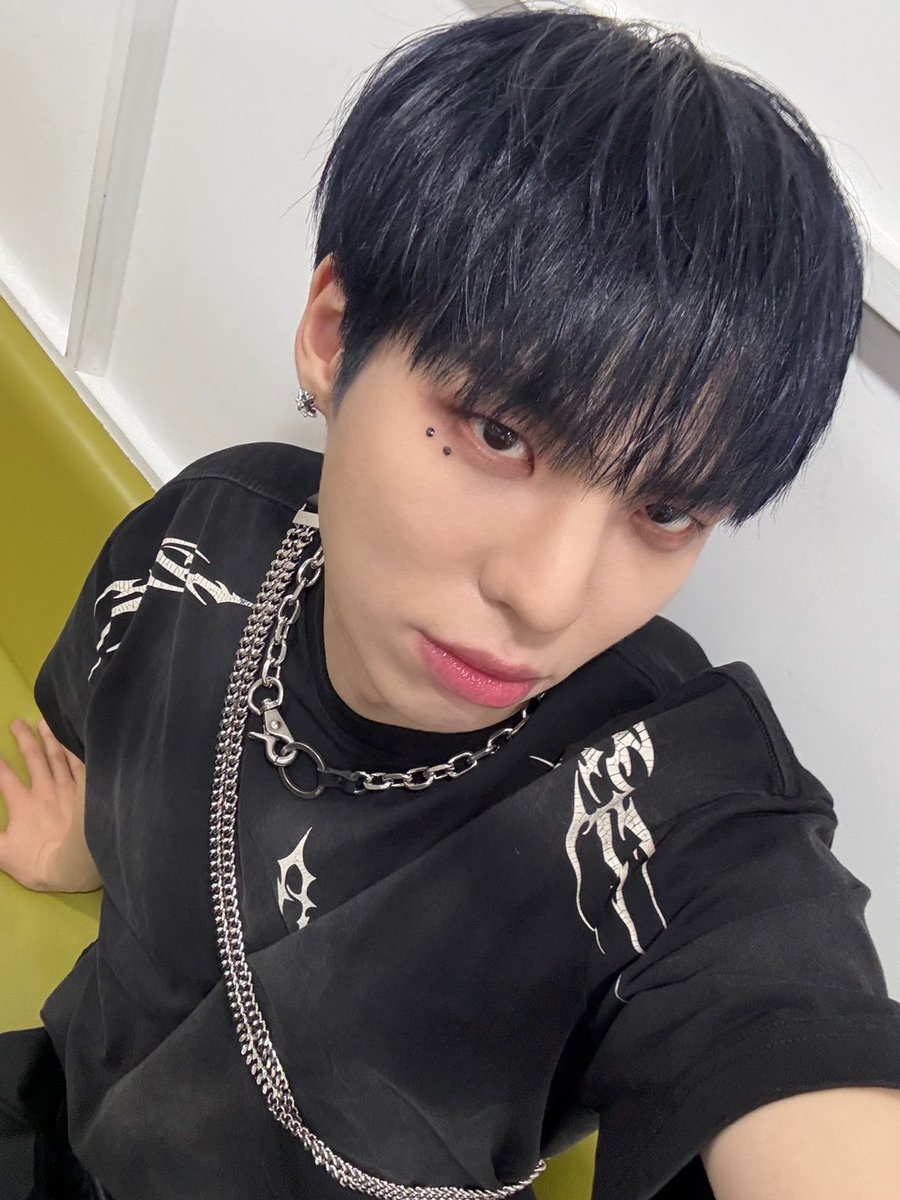 CIX_twt's tweet photo. 💙🖤곤

#CIX #FIX #BX #이병곤 #병곤 #평픽사💙 https://t.co/rcAy2CFtCk