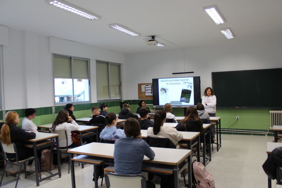UExDivulga's tweet photo. 🤓Desde noviembre los investigadores @infouex continúan divulgando en los centros extremeños con #circularscience #Science4all
📷Algunos talleres:
- Descubriendo la Bioimpresión de Laura Mendoza
- ¿Qué te dicen huesos e insectos? Eva Frontera.
- Smart living de Clara Báez. https://t.co/O20GxGPVTj