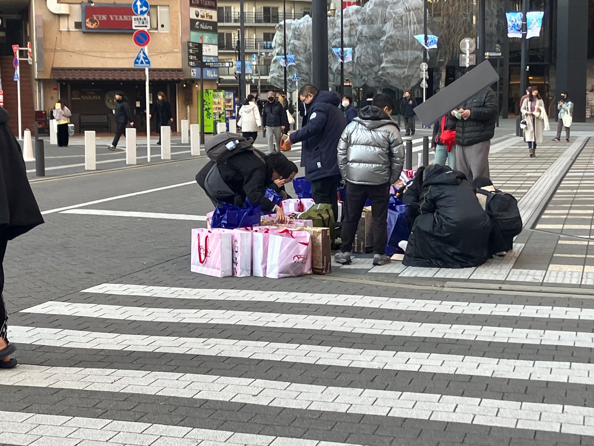 BanG_Dream65565's tweet image. 軌跡展終わった後…
中国人転売ヤーが多くの荷物を下ろしていました。 これが転売ヤーの現実… そして欲しい人に行き渡ってくれない悲しみよ…
私も4回くらい中国人にルール違反のことを注意したのに言うことを聞かずに無視している人もいました。 物販には5組ほどが中国人…
ホントに中国人は嫌い…