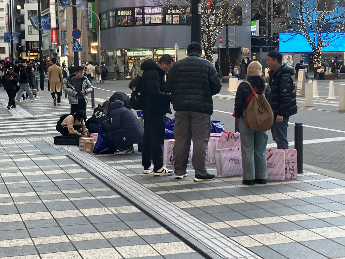 BanG_Dream65565's tweet image. 軌跡展終わった後…
中国人転売ヤーが多くの荷物を下ろしていました。 これが転売ヤーの現実… そして欲しい人に行き渡ってくれない悲しみよ…
私も4回くらい中国人にルール違反のことを注意したのに言うことを聞かずに無視している人もいました。 物販には5組ほどが中国人…
ホントに中国人は嫌い…