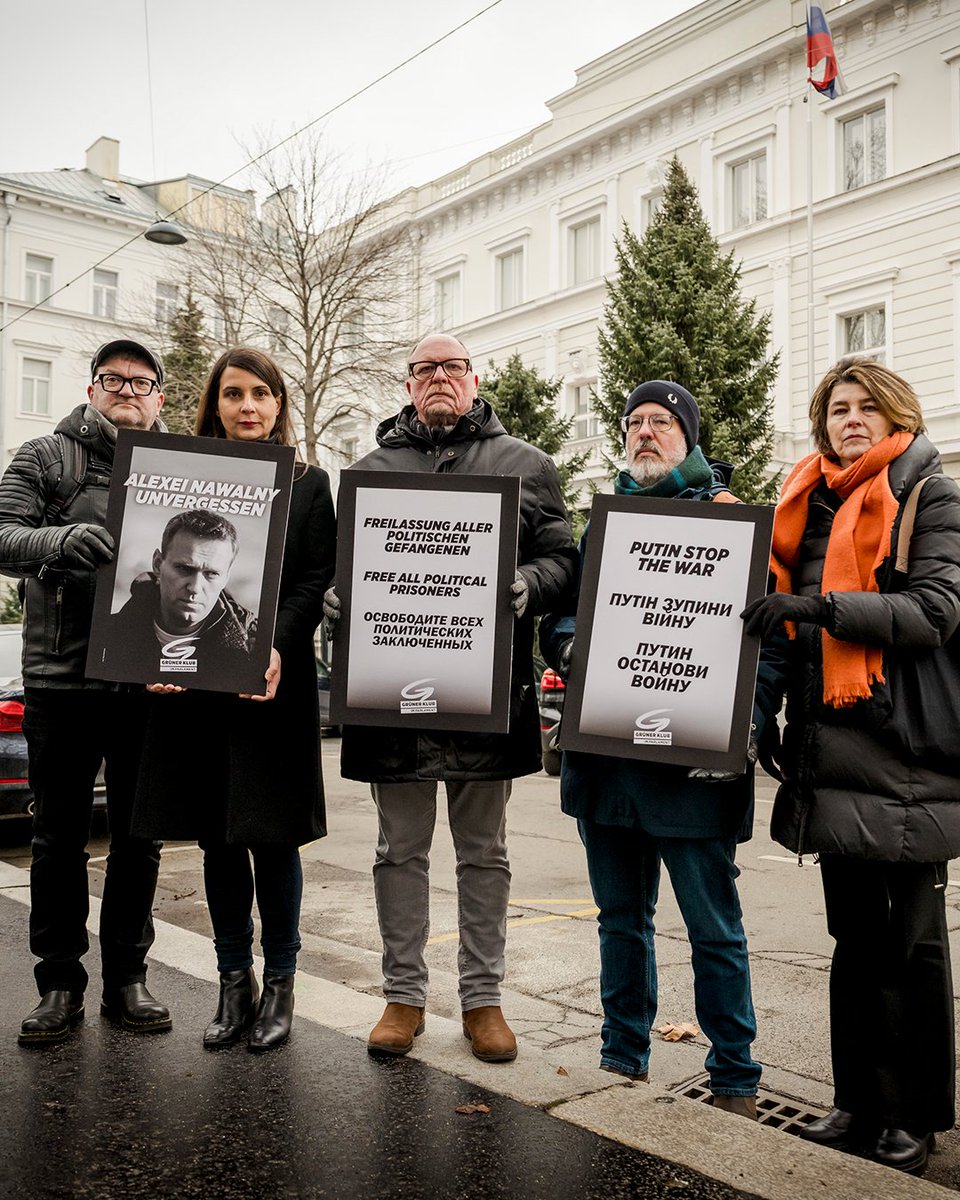 Am Sonntag jährt sich der Todestag des russischen Oppositionspolitikers Alexej #Nawalny, der in einem Straflager unter ungeklärten Umständen verstorben ist. Sein Tod war ein politischer Mord auf Raten. 
Wir haben heute vor der russischen Botschaft seiner erinnert. 🕯️