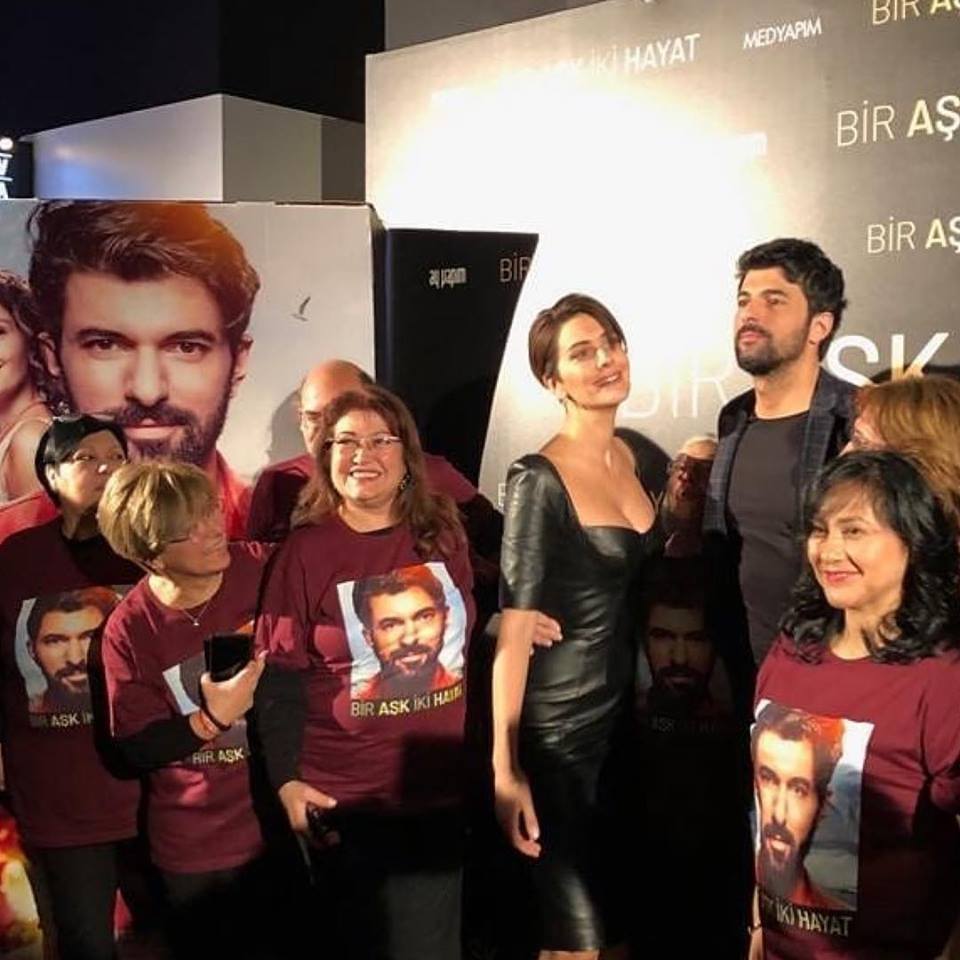 AkayurekEngin's tweet photo. Hoy se cumple 6 años del estreno de #BirAşkİkiHayat y nosotras estuvimos ahi junto a #EnginAkyürek fue un día mágico e inolvidable. https://t.co/QWj4thbqlS