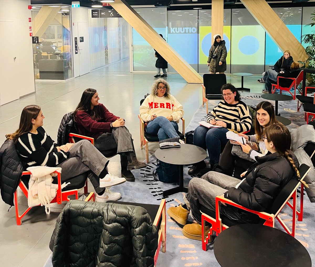 UVic_FETEP's tweet photo. 🌍Els nostres estudiants dels graus en Mestre estan vivint una experiència internacional a Finlàndia!
👩🏫Durant les pràctiques, han compartit aprenentatges amb mestres del programa #MOBMID, descobrint noves maneres d’ensenyar i créixer junts.
#internacional #FETEP #UVic https://t.co/vCJlso46kP