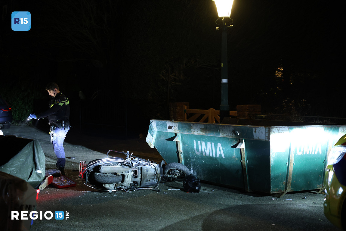 Scooterbestuurder botst tegen onverlichte puinbak in Wassenaar