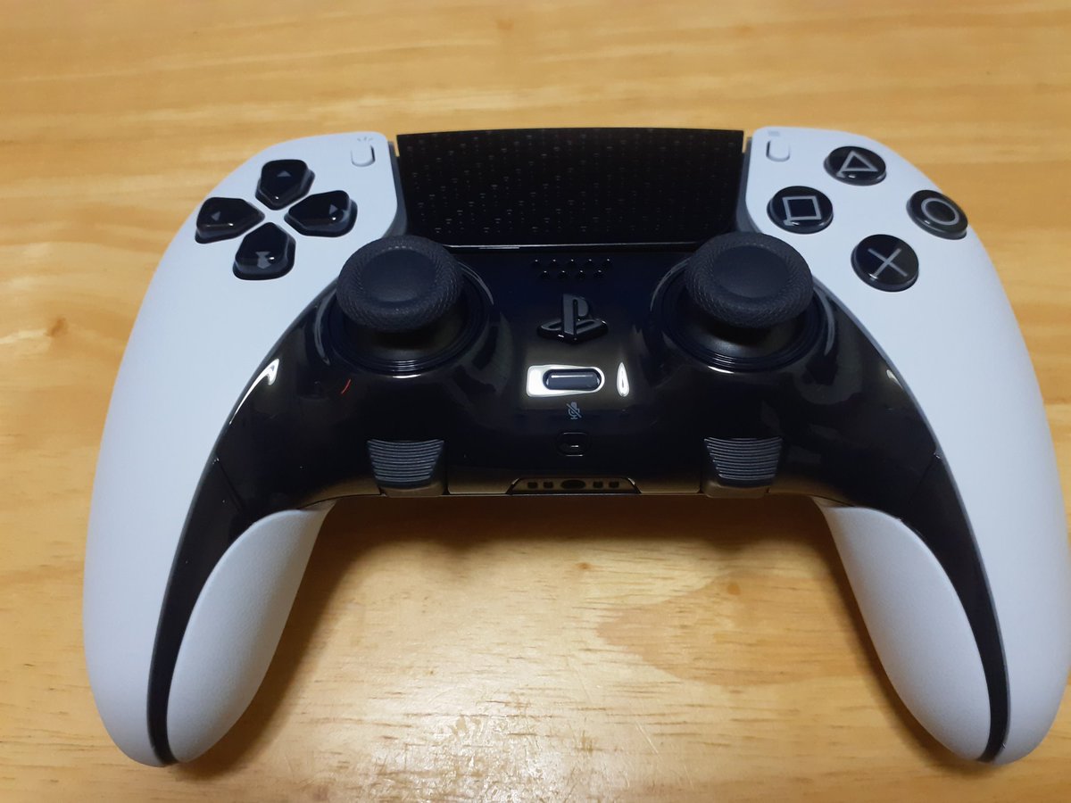 hatta_qa's tweet photo. ついに買ってしまったDualSense Edge。。
コントローラーで3万3千円。。
Switch買えるやんみたいなことを考え出すと絶対にポチれない笑
実際使ってみるとめっちゃ良かった！
背面ボタンはレバーにもできるし、純正なのでPS5画面での設定がしやすくて快適です！
フォートナイトがはかどりそう。 https://t.co/tcnDPSSmMH