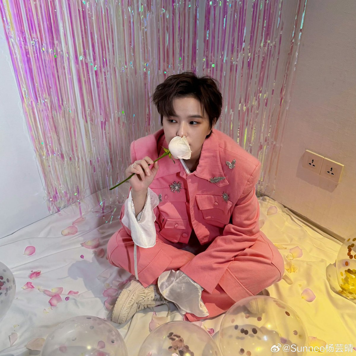 FcSunnee's tweet photo. 14022025 #sunneeweibo

"หยางหยุนฉิงสุดคิ้วท์ขอมาอวยพรทุกคน ~~  
สุขสันต์วันวาเลนไทน์นะคะ 💘  
ของขวัญวันวาเลนไทน์ปีนี้ ทุกคนชอบกันไหมนะ? 🎁  
ยังไงฉันก็ได้เจอของจริงมาแล้ว  
บอกได้เลยว่า 
'สวยเกินไปแล้ว!!!'  
พอได้รับของขวัญแล้ว อย่าลืมมาอวดกันด้วยน้า 🤭"

#Sunnee #ซันนี่เกวลิน #Sunnee杨芸晴

https://t.co/jEq3vRJOQS