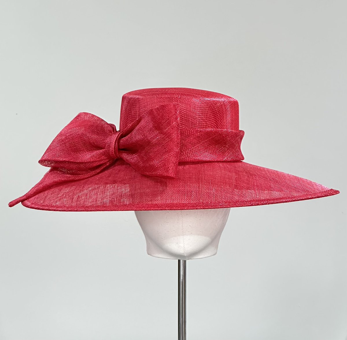 Hat of the week
What else but a elegant tulip red hat on Valentines Day❤️ 
#hatoftheweek #redhat #valentinesday #hatshop #hathireshop #hathire #hatshopoxfordshire #hathireoxfordshire #hathireoxon #hathirebucks #hathireberkshire #harhireberks #walkingforduk #louiseclairemillinery