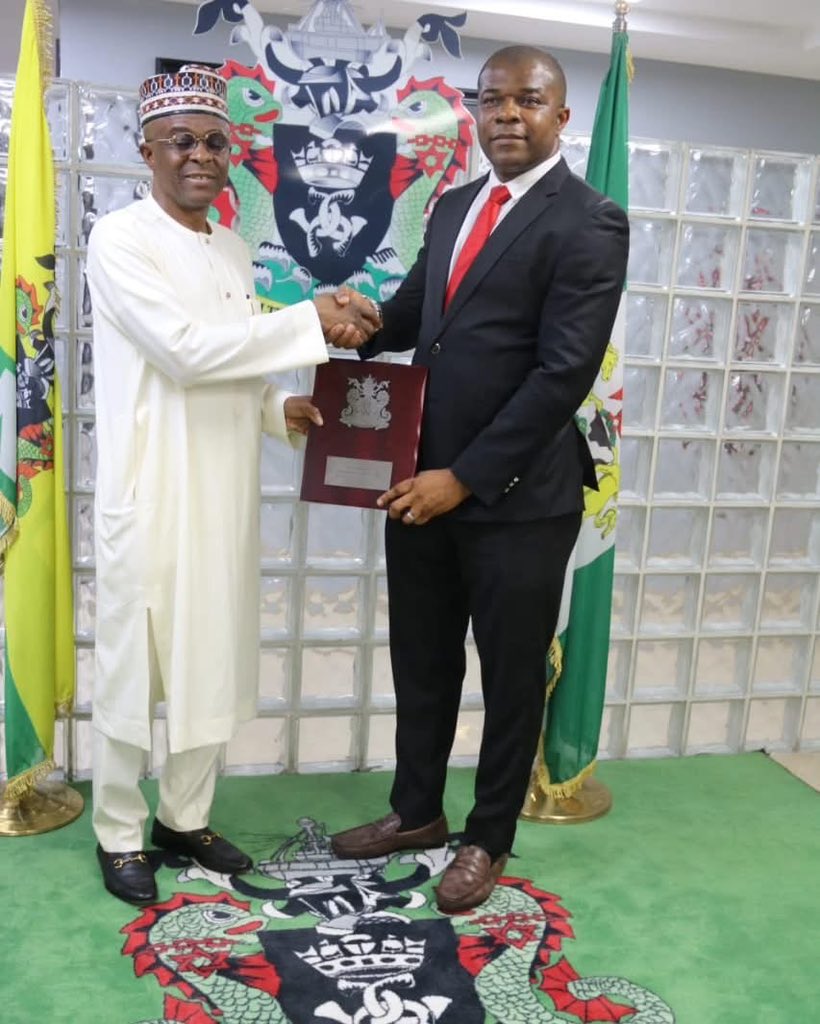 ugofamous's tweet image. On Wednesday, 12th February 2025, the Registrar/CEO of CRFFN, Mr. Kingsley Onyekachi Igwe, paid a courtesy visit to the MD of NPA, Dr. Abubakar Dantsoho. 
Their discussions focused on strengthening partnerships and enhancing industry growth.
 #MaritimeDevelopment #CRFFN #NPA&quot;