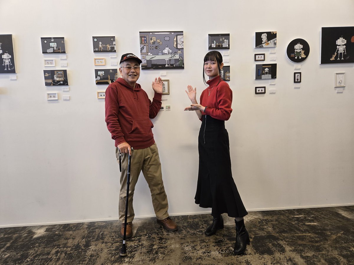 nobojii1's tweet photo. 今日はイラストレーター｢JiNさん｣@ROBOP_JiNとハンドメイド作家｢藍さん｣のコラボ展『Re: A Day』にお邪魔してきました
ロボット君🤖のかわいいイラストと各イラストをイメージした藍さんのピアスや指輪がとても素敵でした
又｢ほんのなか｣とゆう冊子を読みながらイラストを見るとより楽しいです https://t.co/DpwkEpLb6j