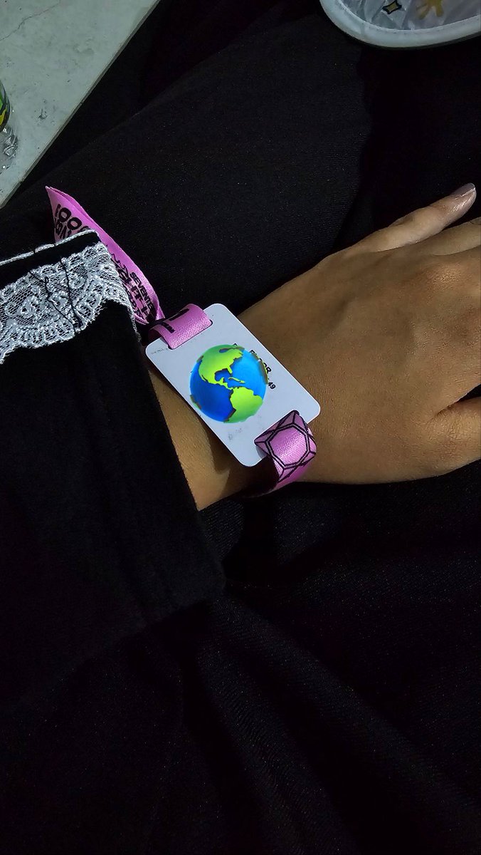 PinhomeIDN's tweet photo. HAPPY CARAT DAY TO ALL CARATs OUT THERE! 💙

Kalau kamu habis nonton konser SEVENTEEN kemarin di JIS, Sini MinPin kasih voucher Pinhome Service biar kamu bisa pijit habis konser! Psst, sekalian me-time ngerayain #CARATday 😆❤️

Reply tweet ini pakai foto tiket konser kamu atau feel free to share your CARATs moment, ya!

#캐럿_생일축하상을_찵여오거라
#CARATs9ver_StillWithSVT #SVT_RIGHT_HERE_IN_JAKARTA