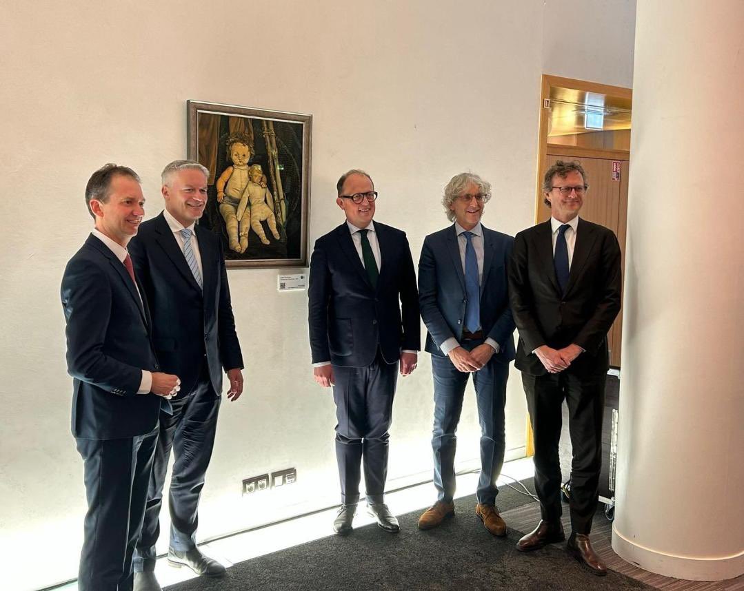Jopie in Parijs! 🇫🇷
Een bijzonder moment voor het Jopie Huisman Museum: het schilderij Vriendschap heeft een prominente plek gekregen in het gebouw van de OESO in Parijs! Gisteren werd het werk onthuld, met de Friese vlag er nog even trots overheen gedrapeerd.