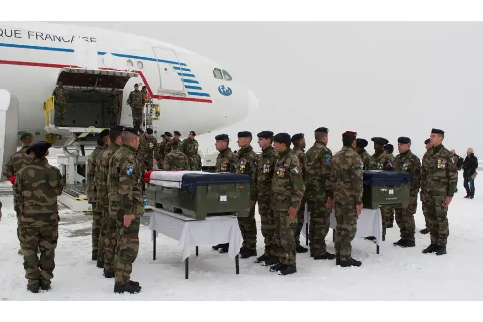 Eén dag na 11 september 2001 reageerden de leden van  @nato onvoorwaardelijk op het Amerikaanse inroepen  van Artikel 5 van NAVO-verdrag. Zonder voorwaarden vooraf, zonder financiele eisen; was de consensus dat de aanval op één, een aanval op allen was.