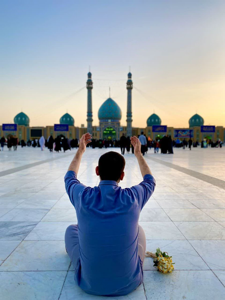 دل سوی تو آورده پناه از غمِ دنیا
این طفل، یتیم است، در آغوش بگیرش! 
یاصاحب الزمان ادرکنا! 
یاصاحب الزمان اغثنا! 
#تا_انقلاب_مهدی
#حکومت_مهدوی